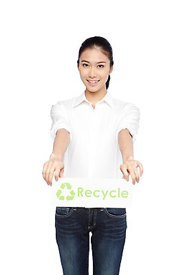 포토 JPG 스튜디오촬영 외국인 해외기획촬영 문자 라이프스타일 배너 영어 2012년태국 여자 캠페인 자연 사각프레임 광고판 실내 한명 서기 미소 웃음 들기 누끼 사람 동양인 20대 성인 앞모습 캐주얼 자연보호 환경 그린캠페인 재활용 청바지 보호 알림 심볼 환경보전 에코 친환경 분리수거 여자만 여자한명만 성인여자만 청년만 청년여자만 성인한명만 청년여자한명만 성인여자한명만 성인만 그린슈머 국내포토 1 옷 뷰포인트 컨셉 바지 모션 프레임 알림판 표정 인종 청년 내부 생활 사각형 사회이슈 생태계 판 파일형식
