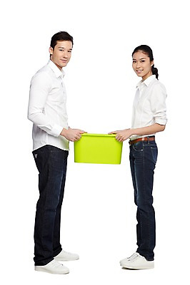 포토 JPG 스튜디오촬영 전신 외국인 해외기획촬영 라이프스타일 커플 2012년태국 여자 남자 캠페인 커플라이프 자연 실내 서기 미소 웃음 들기 누끼 사람 동양인 20대 성인 두명 옆모습 캐주얼 마주보기 자연보호 환경 그린캠페인 재활용 청바지 보호 환경보전 에코 친환경 분리수거 분리수거함 청년만 성인만 그린슈머 국내포토 옷 뷰포인트 컨셉 바지 관계 모션 표정 인종 청년 내부 생활 사회이슈 생태계 수거함 파일형식