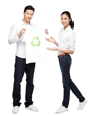 포토 JPG 스튜디오촬영 전신 외국인 해외기획촬영 라이프스타일 커플 2012년태국 옷 여자 남자 캠페인 커플라이프 티셔츠 자연 안내 실내 서기 미소 웃음 들기 누끼 사람 동양인 손짓 20대 성인 두명 앞모습 옆모습 캐주얼 자연보호 환경 그린캠페인 재활용 청바지 보호 알림 심볼 환경보전 에코 친환경 분리수거 청년만 성인만 그린슈머 국내포토 뷰포인트 컨셉 셔츠 바지 관계 모션 표정 인종 청년 내부 생활 사회이슈 생태계 파일형식