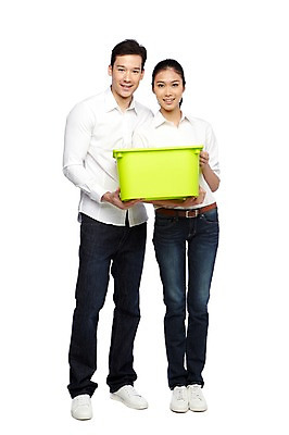 포토 JPG 스튜디오촬영 전신 외국인 해외기획촬영 라이프스타일 커플 2012년태국 여자 남자 캠페인 커플라이프 자연 실내 서기 미소 웃음 들기 누끼 사람 동양인 20대 성인 두명 앞모습 캐주얼 자연보호 환경 그린캠페인 재활용 청바지 보호 알림 환경보전 에코 친환경 분리수거 분리수거함 청년만 성인만 그린슈머 국내포토 옷 뷰포인트 컨셉 바지 관계 모션 표정 인종 청년 내부 생활 사회이슈 생태계 수거함 파일형식