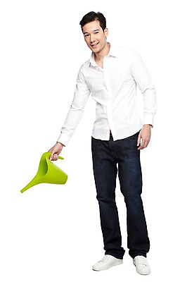 포토 JPG 스튜디오촬영 전신 외국인 해외기획촬영 라이프스타일 2012년태국 남자 캠페인 포즈 자연 실내 한명 서기 미소 웃음 들기 누끼 사람 20대 성인 앞모습 캐주얼 자연보호 환경 그린캠페인 물뿌리개 청바지 보호 환경보전 물주기 에코 친환경 원예 남자만 남자한명만 성인남자만 청년만 청년남자만 청년남자한명만 성인한명만 성인남자한명만 성인만 그린슈머 국내포토 1 옷 뷰포인트 컨셉 바지 모션 표정 인종 청년 취미 내부 생활 사회이슈 생태계 파일형식