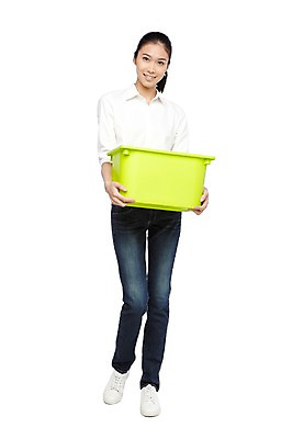 포토 JPG 스튜디오촬영 전신 외국인 해외기획촬영 라이프스타일 2012년태국 여자 캠페인 자연 실내 한명 서기 미소 웃음 들기 누끼 사람 동양인 20대 성인 앞모습 캐주얼 자연보호 환경 그린캠페인 재활용 청바지 보호 환경보전 에코 친환경 분리수거 분리수거함 여자만 여자한명만 성인여자만 청년만 청년여자만 성인한명만 청년여자한명만 성인여자한명만 성인만 그린슈머 국내포토 1 옷 뷰포인트 컨셉 바지 모션 표정 인종 청년 내부 생활 사회이슈 생태계 수거함 파일형식