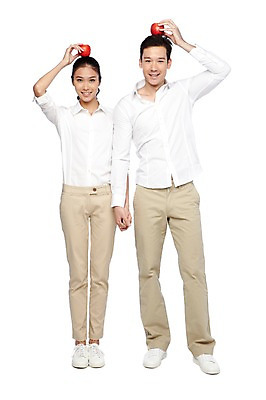 포토 JPG 스튜디오촬영 전신 외국인 해외기획촬영 라이프스타일 커플 2012년태국 여자 남자 음식 커플라이프 포즈 과일 모션 실내 서기 미소 웃음 누끼 사람 동양인 20대 성인 두명 앞모습 캐주얼 빨간색 손잡기 사과 머리위 청년만 성인만 국내포토 옷 뷰포인트 컬러 관계 표정 인종 청년 내부 생활 파일형식