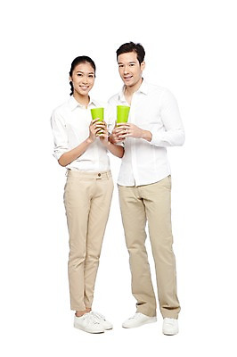 포토 JPG 스튜디오촬영 전신 외국인 해외기획촬영 라이프스타일 커플 2012년태국 여자 남자 커플라이프 잔 실내 서기 미소 웃음 들기 누끼 사람 동양인 20대 성인 두명 앞모습 컵 캐주얼 청년만 성인만 국내포토 식기 옷 뷰포인트 관계 모션 표정 인종 청년 내부 생활 파일형식