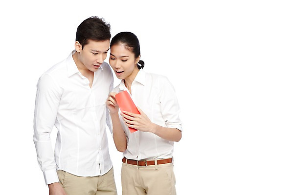 포토 JPG 스튜디오촬영 외국인 해외기획촬영 라이프스타일 커플 응시 2012년태국 여자 남자 커플라이프 모션 봉투 실내 서기 들기 누끼 사람 동양인 20대 성인 두명 앞모습 캐주얼 놀람 호기심 청년만 성인만 국내포토 시선 옷 감정 뷰포인트 컨셉 관계 표정 인종 청년 내부 생활 파일형식