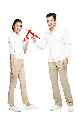 포토 JPG 스튜디오촬영 전신 외국인 해외기획촬영 라이프스타일 커플 2012년태국 여자 남자 커플라이프 포즈 모션 실내 서기 미소 웃음 들기 누끼 사람 동양인 20대 성인 두명 앞모습 캐주얼 필기구 연필 모형 청년만 성인만 국내포토 옷 뷰포인트 관계 문구용품 학용품 표정 인종 청년 내부 생활 파일형식