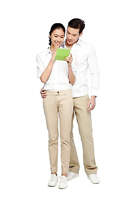 포토 JPG 스튜디오촬영 전신 외국인 해외기획촬영 라이프스타일 커플 응시 2012년태국 여자 남자 커플라이프 실내 서기 미소 웃음 들기 누끼 사람 동양인 20대 성인 두명 라이프 앞모습 캐주얼 금융 경제 저축 절약 통장 청년만 성인만 국내포토 시선 옷 뷰포인트 컨셉 관계 모션 표정 인종 청년 내부 생활 파일형식