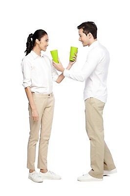 포토 JPG 스튜디오촬영 전신 외국인 해외기획촬영 라이프스타일 커플 2012년태국 여자 남자 커플라이프 포즈 모션 잔 실내 서기 미소 웃음 들기 누끼 사람 동양인 20대 성인 두명 옆모습 컵 캐주얼 마주보기 청년만 성인만 국내포토 식기 옷 뷰포인트 관계 표정 인종 청년 내부 생활 파일형식