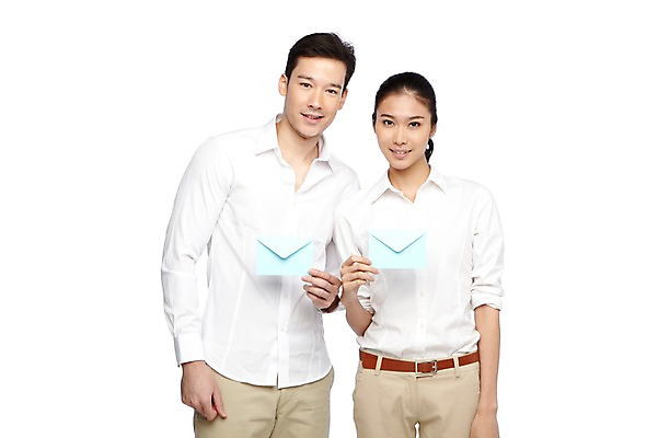 포토 JPG 스튜디오촬영 외국인 해외기획촬영 라이프스타일 커플 2012년태국 여자 남자 커플라이프 봉투 편지봉투 실내 서기 미소 웃음 들기 누끼 사람 동양인 20대 성인 두명 앞모습 캐주얼 편지 우편물 청년만 성인만 국내포토 카드프레임 옷 뷰포인트 관계 모션 프레임 표정 인종 청년 내부 생활 파일형식