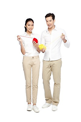 포토 JPG 스튜디오촬영 전신 외국인 해외기획촬영 라이프스타일 커플 2012년태국 여자 남자 커플라이프 포즈 모션 실내 서기 미소 웃음 들기 누끼 사람 동양인 20대 성인 두명 앞모습 캐주얼 털실 실 청년만 성인만 국내포토 옷 뷰포인트 관계 표정 인종 청년 내부 생활 파일형식