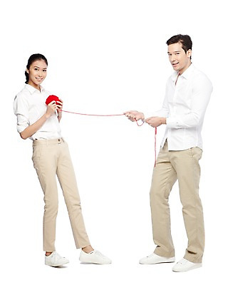 포토 JPG 스튜디오촬영 전신 외국인 해외기획촬영 라이프스타일 커플 2012년태국 여자 남자 커플라이프 포즈 모션 실내 서기 미소 웃음 들기 누끼 사람 동양인 20대 성인 두명 옆모습 캐주얼 마주보기 털실 실 청년만 성인만 국내포토 옷 뷰포인트 관계 표정 인종 청년 내부 생활 파일형식