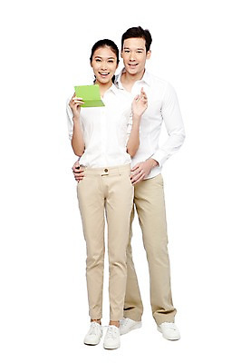 포토 JPG 스튜디오촬영 전신 외국인 해외기획촬영 라이프스타일 커플 2012년태국 여자 남자 커플라이프 실내 서기 미소 웃음 들기 누끼 사람 동양인 20대 성인 두명 라이프 앞모습 캐주얼 금융 경제 저축 절약 통장 청년만 성인만 국내포토 옷 뷰포인트 컨셉 관계 모션 표정 인종 청년 내부 생활 파일형식