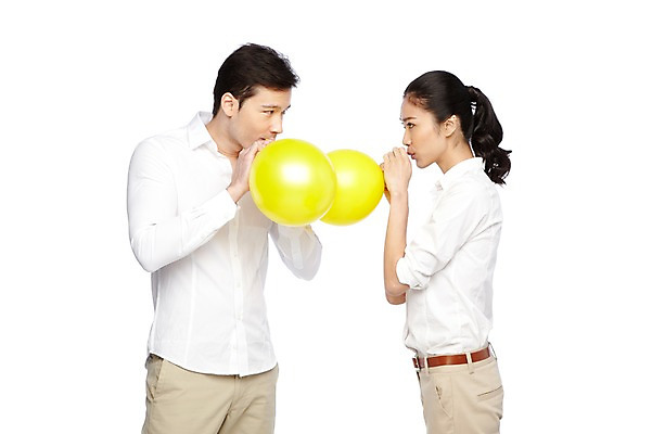 포토 JPG 스튜디오촬영 외국인 해외기획촬영 라이프스타일 커플 2012년태국 여자 남자 커플라이프 놀이 실내 서기 들기 누끼 사람 동양인 20대 성인 두명 옆모습 캐주얼 마주보기 불기 풍선 풍선놀이 풍선불기 청년만 성인만 국내포토 옷 뷰포인트 관계 모션 인종 청년 내부 생활 파일형식