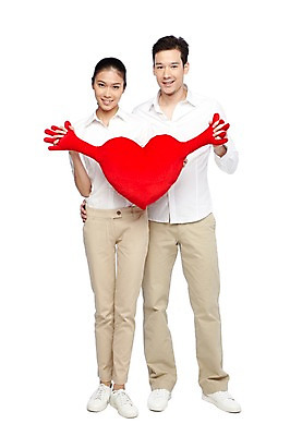 포토 JPG 스튜디오촬영 전신 외국인 해외기획촬영 라이프스타일 커플 2012년태국 여자 남자 커플라이프 쿠션 실내 사랑 서기 미소 웃음 들기 누끼 사람 동양인 20대 성인 두명 앞모습 캐주얼 하트 하트쿠션 청년만 성인만 국내포토 모양 옷 감정 뷰포인트 관계 모션 표정 인종 청년 내부 생활 파일형식