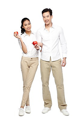 포토 JPG 스튜디오촬영 전신 외국인 해외기획촬영 라이프스타일 커플 2012년태국 여자 남자 음식 커플라이프 과일 실내 서기 미소 웃음 들기 누끼 사람 동양인 20대 성인 두명 앞모습 캐주얼 빨간색 사과 청년만 성인만 국내포토 옷 뷰포인트 컬러 관계 모션 표정 인종 청년 내부 생활 파일형식