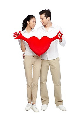 포토 JPG 스튜디오촬영 전신 외국인 해외기획촬영 라이프스타일 커플 2012년태국 여자 남자 커플라이프 쿠션 실내 사랑 서기 미소 웃음 들기 누끼 사람 동양인 20대 성인 두명 앞모습 캐주얼 마주보기 하트 하트쿠션 청년만 성인만 국내포토 모양 옷 감정 뷰포인트 관계 모션 표정 인종 청년 내부 생활 파일형식