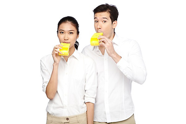 포토 JPG 스튜디오촬영 외국인 해외기획촬영 라이프스타일 커플 2012년태국 여자 남자 커플라이프 놀이 실내 들기 누끼 사람 동양인 상반신 20대 성인 두명 앞모습 캐주얼 장난감 놀이용품 불기 호루라기 청년만 성인만 국내포토 옷 뷰포인트 관계 모션 인종 청년 내부 생활 오브젝트 파일형식