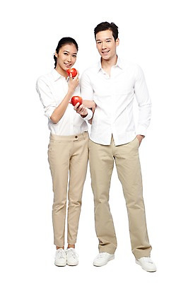 포토 JPG 스튜디오촬영 전신 외국인 해외기획촬영 라이프스타일 커플 2012년태국 여자 남자 음식 커플라이프 과일 실내 서기 미소 웃음 들기 누끼 사람 동양인 20대 성인 두명 앞모습 캐주얼 빨간색 사과 청년만 성인만 국내포토 옷 뷰포인트 컬러 관계 모션 표정 인종 청년 내부 생활 파일형식