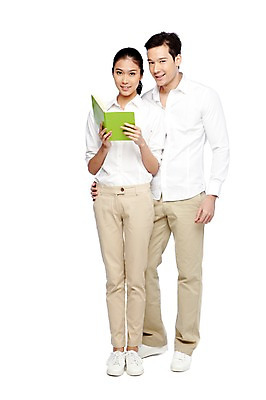 포토 JPG 스튜디오촬영 전신 외국인 해외기획촬영 라이프스타일 커플 2012년태국 여자 남자 커플라이프 실내 서기 미소 웃음 들기 누끼 사람 동양인 20대 성인 두명 앞모습 책 캐주얼 독서 청년만 성인만 국내포토 옷 뷰포인트 관계 모션 표정 인종 청년 내부 생활 파일형식