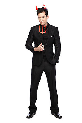 포토 JPG 스튜디오촬영 전신 외국인 해외기획촬영 라이프스타일 2012년태국 남자 창 포즈 뿔 실내 한명 서기 들기 누끼 사람 정장 이벤트 20대 성인 앞모습 악마 삼지창 남자만 남자한명만 성인남자만 청년만 청년남자만 청년남자한명만 성인한명만 성인남자한명만 성인만 국내포토 1 옷 무기 뷰포인트 모션 인종 청년 내부 생활 파일형식