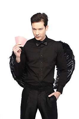 포토 JPG 스튜디오촬영 외국인 해외기획촬영 라이프스타일 2012년태국 남자 포즈 날개 모션 실내 한명 서기 들기 누끼 사람 정장 이벤트 20대 성인 앞모습 게임 트럼프 도박 악마 카지노 포커 남자만 남자한명만 성인남자만 청년만 청년남자만 청년남자한명만 성인한명만 성인남자한명만 성인만 국내포토 1 옷 뷰포인트 놀이 인종 청년 내부 생활 놀이용품 파일형식