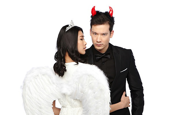 포토 JPG 스튜디오촬영 외국인 해외기획촬영 라이프스타일 커플 2012년태국 원피스 여자 남자 커플라이프 포즈 날개 안기 포옹 왕관 천사 뿔 실내 누끼 사람 동양인 정장 이벤트 상반신 20대 성인 두명 앞모습 뒷모습 마주보기 악마 청년만 성인만 국내포토 옷 뷰포인트 관계 모션 인종 청년 내부 생활 파일형식