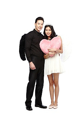 포토 JPG 스튜디오촬영 전신 외국인 해외기획촬영 라이프스타일 커플 2012년태국 원피스 여자 남자 커플라이프 포즈 쿠션 날개 왕관 천사 실내 사랑 서기 미소 웃음 들기 누끼 사람 동양인 정장 이벤트 20대 성인 두명 앞모습 하트 악마 하트쿠션 청년만 성인만 국내포토 모양 옷 감정 뷰포인트 관계 모션 표정 인종 청년 내부 생활 파일형식