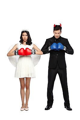 포토 JPG 스튜디오촬영 전신 외국인 해외기획촬영 라이프스타일 커플 2012년태국 원피스 여자 남자 커플라이프 포즈 날개 장난 모션 놀이 왕관 천사 뿔 실내 서기 누끼 사람 동양인 정장 이벤트 20대 성인 두명 앞모습 권투 글러브 글로브 권투글러브 악마 싸움 사랑싸움 청년만 성인만 국내포토 옷 스포츠용품 뷰포인트 장갑 관계 인종 청년 내부 생활 격투기 파일형식