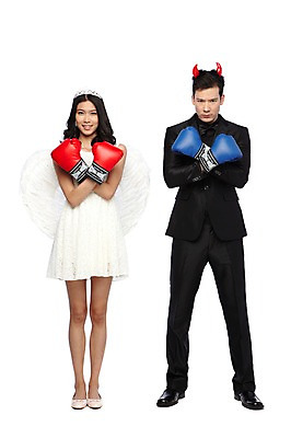 포토 JPG 스튜디오촬영 전신 외국인 해외기획촬영 라이프스타일 커플 2012년태국 원피스 여자 남자 커플라이프 포즈 날개 장난 모션 놀이 왕관 천사 뿔 실내 서기 미소 웃음 누끼 사람 동양인 정장 이벤트 20대 성인 두명 앞모습 권투 글러브 글로브 권투글러브 악마 싸움 사랑싸움 청년만 성인만 국내포토 옷 스포츠용품 뷰포인트 장갑 관계 표정 인종 청년 내부 생활 격투기 파일형식