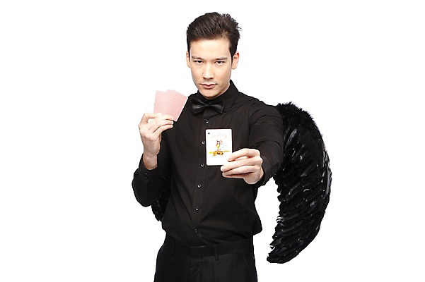 포토 JPG 스튜디오촬영 외국인 해외기획촬영 라이프스타일 2012년태국 남자 포즈 날개 모션 실내 한명 서기 들기 누끼 사람 정장 이벤트 상반신 20대 성인 앞모습 게임 트럼프 도박 악마 카지노 포커 남자만 남자한명만 성인남자만 청년만 청년남자만 청년남자한명만 성인한명만 성인남자한명만 성인만 국내포토 1 옷 뷰포인트 놀이 인종 청년 내부 생활 놀이용품 파일형식