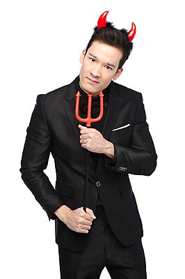 포토 JPG 스튜디오촬영 외국인 해외기획촬영 라이프스타일 2012년태국 남자 창 포즈 모션 뿔 실내 한명 서기 들기 누끼 사람 정장 이벤트 20대 성인 앞모습 찡그림 악마 삼지창 남자만 남자한명만 성인남자만 청년만 청년남자만 청년남자한명만 성인한명만 성인남자한명만 성인만 국내포토 1 옷 무기 뷰포인트 표정 인종 청년 내부 생활 파일형식