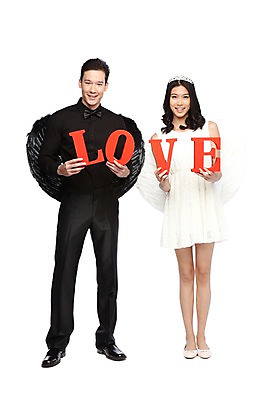 포토 JPG 스튜디오촬영 전신 외국인 해외기획촬영 문자 라이프스타일 커플 영어 2012년태국 원피스 여자 남자 커플라이프 포즈 날개 모션 왕관 천사 실내 사랑 서기 미소 웃음 들기 누끼 사람 동양인 정장 이벤트 20대 성인 두명 앞모습 단어 악마 청년만 성인만 국내포토 옷 감정 뷰포인트 관계 표정 인종 청년 내부 생활 파일형식