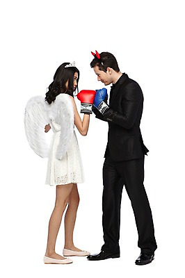 포토 JPG 스튜디오촬영 전신 외국인 해외기획촬영 라이프스타일 커플 2012년태국 원피스 여자 남자 커플라이프 포즈 날개 장난 모션 놀이 왕관 천사 뿔 실내 서기 누끼 사람 동양인 정장 이벤트 20대 성인 두명 옆모습 마주보기 권투 글러브 글로브 권투글러브 악마 싸움 사랑싸움 청년만 성인만 국내포토 옷 스포츠용품 뷰포인트 장갑 관계 인종 청년 내부 생활 격투기 파일형식