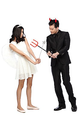 포토 JPG 스튜디오촬영 전신 외국인 해외기획촬영 라이프스타일 커플 2012년태국 원피스 여자 남자 창 커플라이프 포즈 날개 장난 모션 놀이 왕관 천사 뿔 실내 서기 들기 누끼 사람 동양인 정장 이벤트 20대 성인 두명 옆모습 마주보기 악마 마술봉 싸움 사랑싸움 삼지창 요술봉 청년만 성인만 국내포토 옷 무기 뷰포인트 관계 인종 청년 내부 생활 마술도구 파일형식