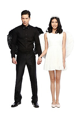 포토 JPG 스튜디오촬영 전신 외국인 해외기획촬영 라이프스타일 커플 2012년태국 원피스 여자 남자 커플라이프 포즈 날개 왕관 천사 실내 서기 미소 웃음 누끼 사람 동양인 정장 이벤트 20대 성인 두명 앞모습 손잡기 악마 청년만 성인만 국내포토 옷 뷰포인트 관계 모션 표정 인종 청년 내부 생활 파일형식