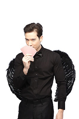 포토 JPG 스튜디오촬영 외국인 해외기획촬영 라이프스타일 2012년태국 남자 포즈 날개 모션 실내 한명 서기 들기 누끼 사람 정장 이벤트 상반신 20대 성인 앞모습 게임 트럼프 도박 악마 카지노 포커 남자만 남자한명만 성인남자만 청년만 청년남자만 청년남자한명만 성인한명만 성인남자한명만 성인만 국내포토 1 옷 뷰포인트 놀이 인종 청년 내부 생활 놀이용품 파일형식