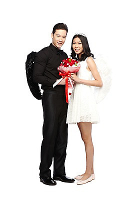 포토 JPG 스튜디오촬영 전신 외국인 식물 해외기획촬영 라이프스타일 커플 2012년태국 원피스 여자 남자 꽃 꽃다발 커플라이프 포즈 날개 왕관 천사 실내 서기 미소 웃음 들기 누끼 사람 동양인 정장 이벤트 20대 성인 두명 옆모습 악마 청년만 성인만 국내포토 옷 뷰포인트 관계 모션 표정 인종 청년 내부 생활 파일형식