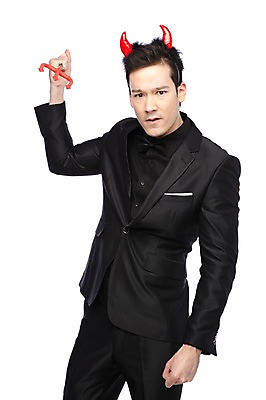 포토 JPG 스튜디오촬영 외국인 해외기획촬영 라이프스타일 2012년태국 남자 창 포즈 모션 뿔 실내 한명 서기 들기 누끼 사람 정장 손짓 이벤트 20대 성인 앞모습 찡그림 악마 삼지창 남자만 남자한명만 성인남자만 청년만 청년남자만 청년남자한명만 성인한명만 성인남자한명만 성인만 국내포토 1 옷 무기 뷰포인트 표정 인종 청년 내부 생활 파일형식