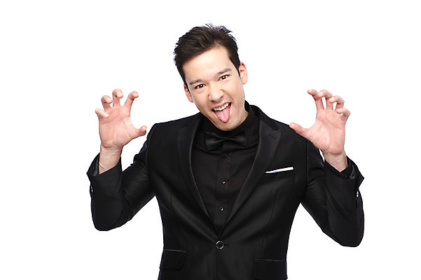 포토 JPG 스튜디오촬영 외국인 해외기획촬영 라이프스타일 2012년태국 남자 포즈 장난 모션 놀이 실내 한명 누끼 사람 정장 손짓 이벤트 상반신 20대 성인 앞모습 유머 악마 메롱 남자만 남자한명만 성인남자만 청년만 청년남자만 청년남자한명만 성인한명만 성인남자한명만 성인만 국내포토 1 옷 감정 뷰포인트 인종 청년 내부 생활 파일형식