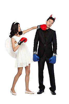 포토 JPG 스튜디오촬영 전신 외국인 해외기획촬영 라이프스타일 커플 2012년태국 원피스 여자 남자 커플라이프 포즈 날개 장난 모션 놀이 왕관 천사 뿔 실내 서기 누끼 사람 동양인 정장 이벤트 20대 성인 두명 옆모습 권투 글러브 글로브 권투글러브 펀치 악마 싸움 사랑싸움 청년만 성인만 국내포토 옷 스포츠용품 뷰포인트 장갑 관계 인종 청년 내부 생활 격투기 파일형식