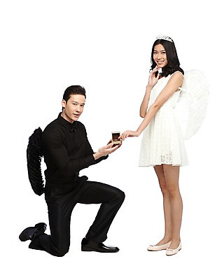 포토 JPG 스튜디오촬영 외국인 해외기획촬영 라이프스타일 커플 2012년태국 원피스 여자 남자 커플라이프 포즈 결혼 프로포즈 날개 왕관 천사 실내 선물 서기 미소 웃음 들기 누끼 사람 동양인 정장 이벤트 20대 성인 두명 옆모습 반지 무릎꿇기 악마 청년만 성인만 국내포토 옷 뷰포인트 장신구 관계 모션 표정 인종 청년 내부 생활 파일형식