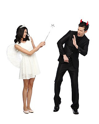 포토 JPG 스튜디오촬영 전신 외국인 해외기획촬영 라이프스타일 커플 2012년태국 원피스 여자 남자 커플라이프 포즈 날개 장난 모션 놀이 왕관 천사 뿔 실내 서기 미소 웃음 들기 누끼 사람 동양인 정장 이벤트 20대 성인 두명 악마 마술봉 싸움 사랑싸움 요술봉 청년만 성인만 국내포토 옷 관계 표정 인종 청년 내부 생활 마술도구 파일형식