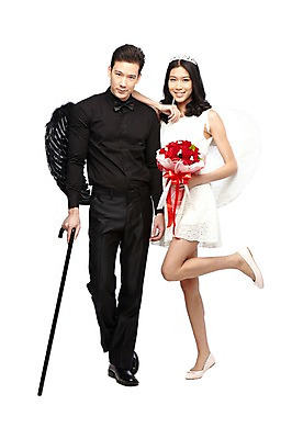 포토 JPG 스튜디오촬영 전신 외국인 식물 해외기획촬영 라이프스타일 커플 2012년태국 원피스 여자 남자 꽃 꽃다발 커플라이프 포즈 날개 지팡이 왕관 천사 실내 서기 미소 웃음 들기 누끼 사람 동양인 정장 이벤트 20대 성인 두명 앞모습 악마 다리들기 청년만 성인만 국내포토 옷 뷰포인트 관계 모션 표정 인종 청년 내부 생활 파일형식