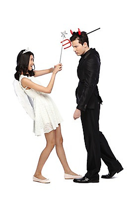 포토 JPG 스튜디오촬영 전신 외국인 해외기획촬영 라이프스타일 커플 2012년태국 원피스 여자 남자 창 커플라이프 포즈 날개 장난 모션 놀이 왕관 천사 뿔 실내 서기 미소 웃음 들기 누끼 사람 동양인 정장 이벤트 20대 성인 두명 옆모습 마주보기 악마 마술봉 싸움 사랑싸움 삼지창 요술봉 청년만 성인만 국내포토 옷 무기 뷰포인트 관계 표정 인종 청년 내부 생활 마술도구 파일형식