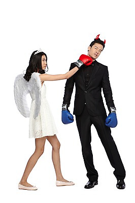 포토 JPG 스튜디오촬영 전신 외국인 해외기획촬영 라이프스타일 커플 2012년태국 원피스 여자 남자 커플라이프 포즈 날개 장난 모션 놀이 왕관 천사 뿔 실내 서기 누끼 사람 동양인 정장 이벤트 20대 성인 두명 옆모습 권투 글러브 글로브 권투글러브 펀치 악마 싸움 사랑싸움 청년만 성인만 국내포토 옷 스포츠용품 뷰포인트 장갑 관계 인종 청년 내부 생활 격투기 파일형식