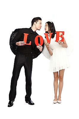 포토 JPG 스튜디오촬영 전신 외국인 해외기획촬영 문자 라이프스타일 커플 영어 2012년태국 원피스 여자 남자 커플라이프 포즈 날개 모션 왕관 천사 키스 실내 사랑 서기 들기 누끼 사람 동양인 정장 이벤트 20대 성인 두명 앞모습 단어 마주보기 악마 청년만 성인만 국내포토 옷 감정 뷰포인트 관계 인종 청년 내부 생활 애정표현 파일형식