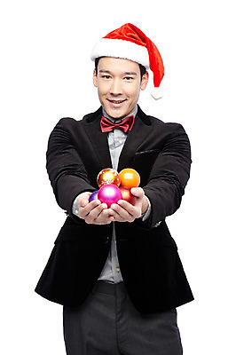 포토 JPG 스튜디오촬영 외국인 해외기획촬영 모자 라이프스타일 2012년태국 기념일 남자 크리스마스장식 크리스마스 산타모자 공 크리스마스용품 실내 한명 서기 미소 웃음 들기 누끼 사람 정장 이벤트 20대 성인 앞모습 장식 산타클로스 장식볼 남자만 남자한명만 성인남자만 청년만 청년남자만 청년남자한명만 성인한명만 성인남자한명만 성인만 국내포토 모자_잡화 1 잡화 옷 뷰포인트 모션 표정 인종 청년 내부 생활 용품 파일형식