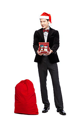 포토 JPG 스튜디오촬영 전신 외국인 해외기획촬영 모자 라이프스타일 2012년태국 기념일 남자 크리스마스 산타모자 실내 크리스마스선물 선물 한명 서기 미소 웃음 들기 누끼 사람 정장 이벤트 20대 성인 앞모습 선물상자 상자 산타클로스 보따리 남자만 남자한명만 성인남자만 청년만 청년남자만 청년남자한명만 성인한명만 성인남자한명만 성인만 국내포토 모자_잡화 1 잡화 옷 뷰포인트 모션 표정 인종 청년 내부 생활 파일형식