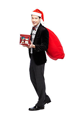 포토 JPG 스튜디오촬영 전신 외국인 해외기획촬영 모자 라이프스타일 2012년태국 기념일 남자 크리스마스 산타모자 실내 크리스마스선물 선물 한명 서기 미소 웃음 들기 누끼 사람 정장 이벤트 20대 성인 옆모습 선물상자 상자 산타클로스 보따리 남자만 남자한명만 성인남자만 청년만 청년남자만 청년남자한명만 성인한명만 성인남자한명만 성인만 국내포토 모자_잡화 1 잡화 옷 뷰포인트 모션 표정 인종 청년 내부 생활 파일형식