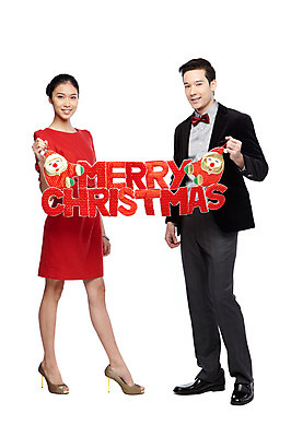 포토 JPG 스튜디오촬영 전신 외국인 해외기획촬영 문자 라이프스타일 커플 영어 2012년태국 원피스 여자 기념일 남자 커플라이프 크리스마스장식 크리스마스 크리스마스용품 실내 서기 미소 웃음 들기 누끼 사람 동양인 정장 이벤트 20대 성인 두명 앞모습 장식 청년만 성인만 국내포토 옷 뷰포인트 관계 모션 표정 인종 청년 내부 생활 용품 파일형식